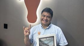 Leo Flores accepting award