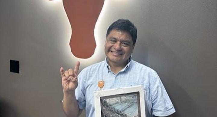 Leo Flores accepting award